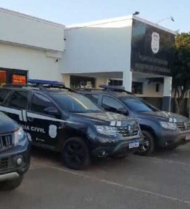 Viatura da polícia em frente à residência onde foi registrado o caso de zoofilia em Tangará da Serra.
