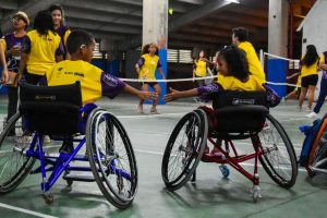 Crianças praticando esportes no Festival Paralímpico 2024 em Cuiabá.