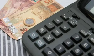 Inflação alta impacta o consumo no Brasil em 2024, com aumento no preço de alimentos e desafios econômicos.