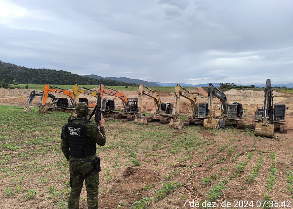 Escavadeiras apreendidas em operação contra garimpo ilegal no Rio Sararé.