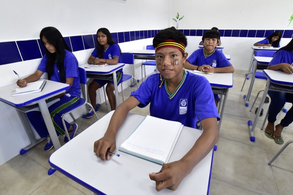 - Educadores indígenas em sala de aula, representando o curso de Licenciatura em Pedagogia Intercultural da Unemat.