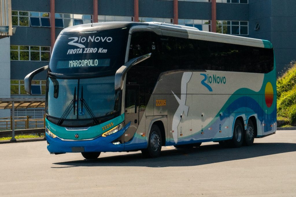 Ônibus da Rio Novo Transportes em Tangará da Serra, destacando conforto e segurança.