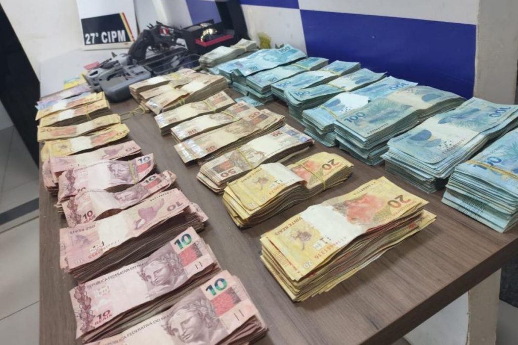 - Dinheiro apreendido pela Polícia Militar em operação contra quadrilha de assaltantes de bancos em Confresa.