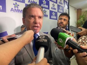 - Conselheiro Sérgio Ricardo em coletiva sobre penalidades a ex-prefeitos.
