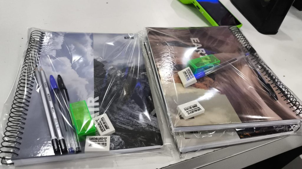 - Kits escolares sendo distribuídos pela campanha solidária em Tangará da Serra.