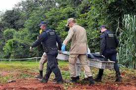 Equipes buscam corpos em cemitério clandestino em Lucas do Rio Verde.