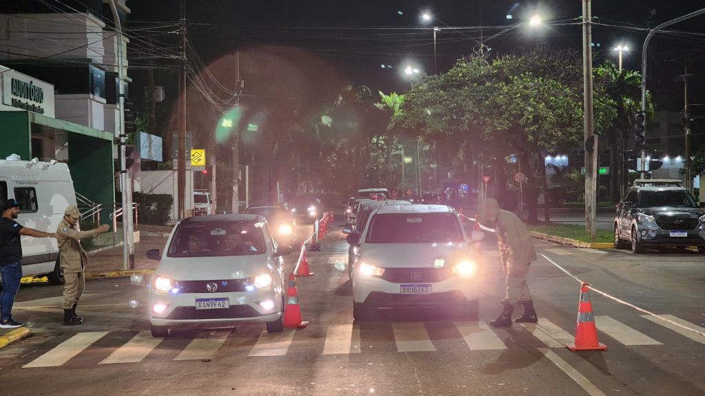 Polícia Militar e Detran fiscalizam motoristas na Operação Lei Seca em Tangará da Serra durante o Carnaval.