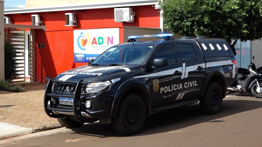Policiais realizam busca e apreensão na Adin durante a Operação Neurodiverge em Tangará da Serra.