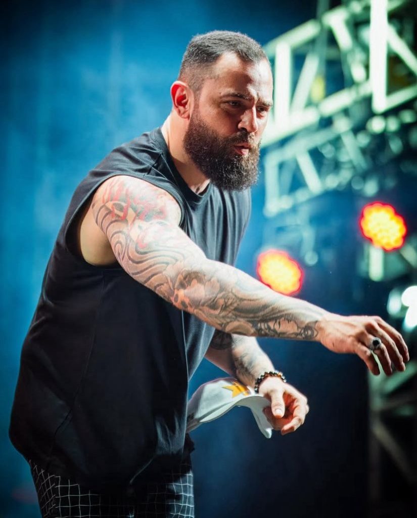 Mateus da dupla Jorge e Mateus se afasta da turnê de 20 anos após cirurgia no joelho
