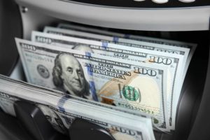 - Queda da bolsa e alta do dólar devido à guerra comercial entre EUA e China.