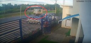 Acidente na Avenida das Torres em Cuiabá envolvendo motociclista e caminhão