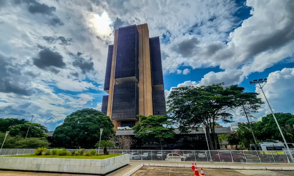 Banco Central eleva Selic para 14,75% ao ano para conter inflação