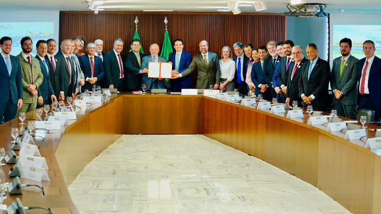 Lula anuncia isenção na conta de luz para famílias de baixa renda com consumo de até 80 kWh