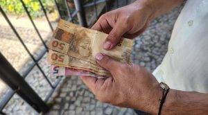 O estado ocupa a 7ª posição entre os maiores rendimentos médios mensais domiciliares per capita, com R$ 2.235