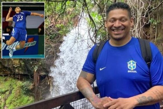 Viatura da PM no local onde homem foi morto a tiros dentro do carro em Cuiabá
