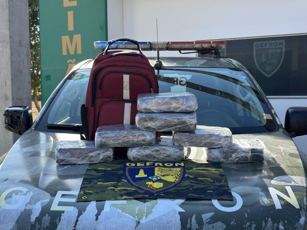 mochila com pacotes de supermaconha apreendida pelo Gefron em ônibus escolar na fronteira de Cáceres