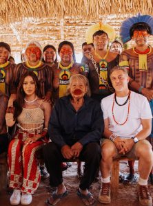 Anitta no Kuarup no Xingu ao lado de indígenas da aldeia Kuikuro
