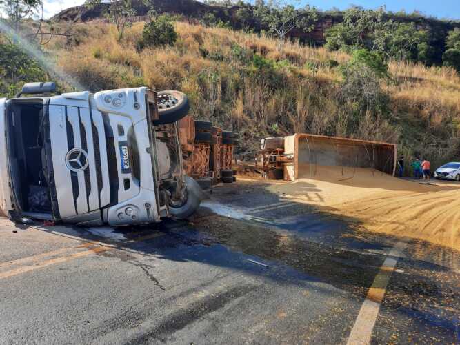 Caminhão carregado de milho tombado na Serra de Deciolândia, próximo a Tangará da Serra.