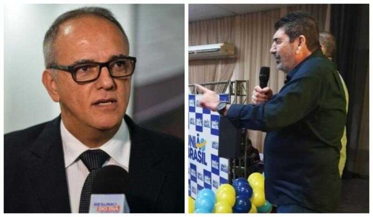 Imagem do prefeito Zé Carlos do Pátio ao lado do deputado Dr. João Matos durante um evento político.