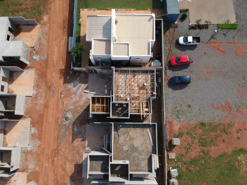 Vista de um canteiro de obras em Mato Grosso com maquinário pesado e trabalhadores.