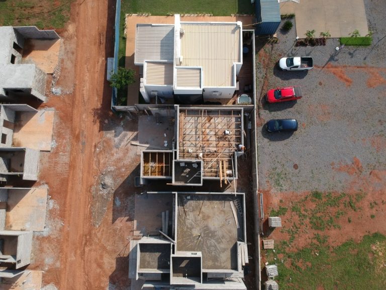 Vista de um canteiro de obras em Mato Grosso com maquinário pesado e trabalhadores.