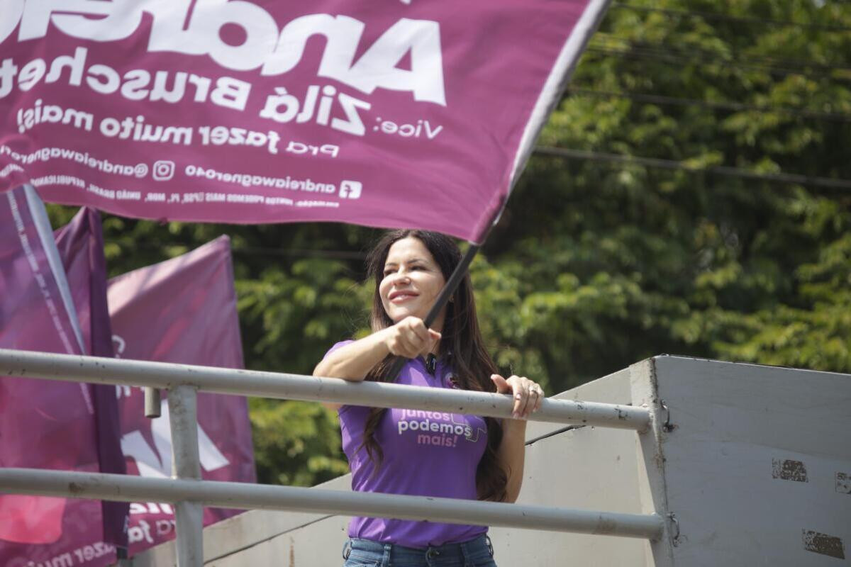 Andréia Wagner inspecionando obras em Jaciara.