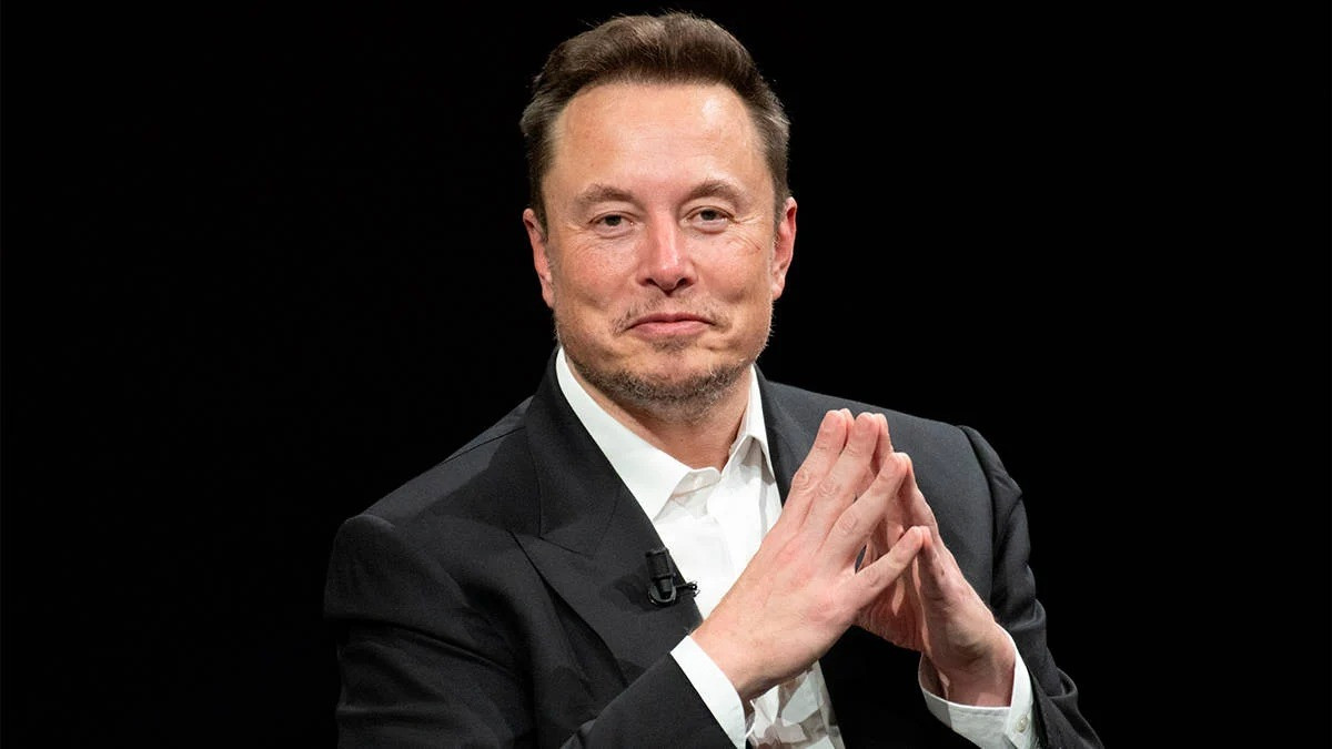 Foto de Elon Musk em evento, refletindo sobre os desafios jurídicos no Brasil.