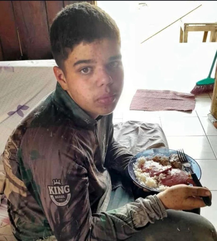 Isaac Souza Freitas sendo alimentado após ser encontrado na Fazenda Águas Cristalinas após desaparecimento em Pontes e Lacerda.