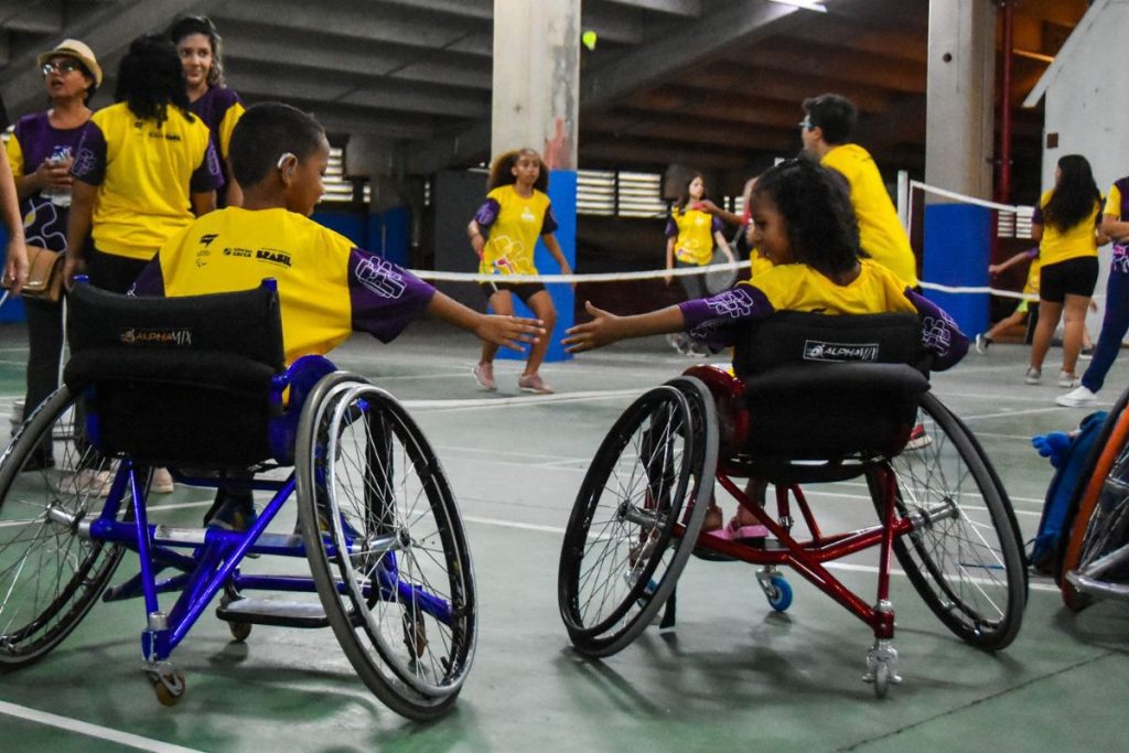Crianças praticando esportes no Festival Paralímpico 2024 em Cuiabá.