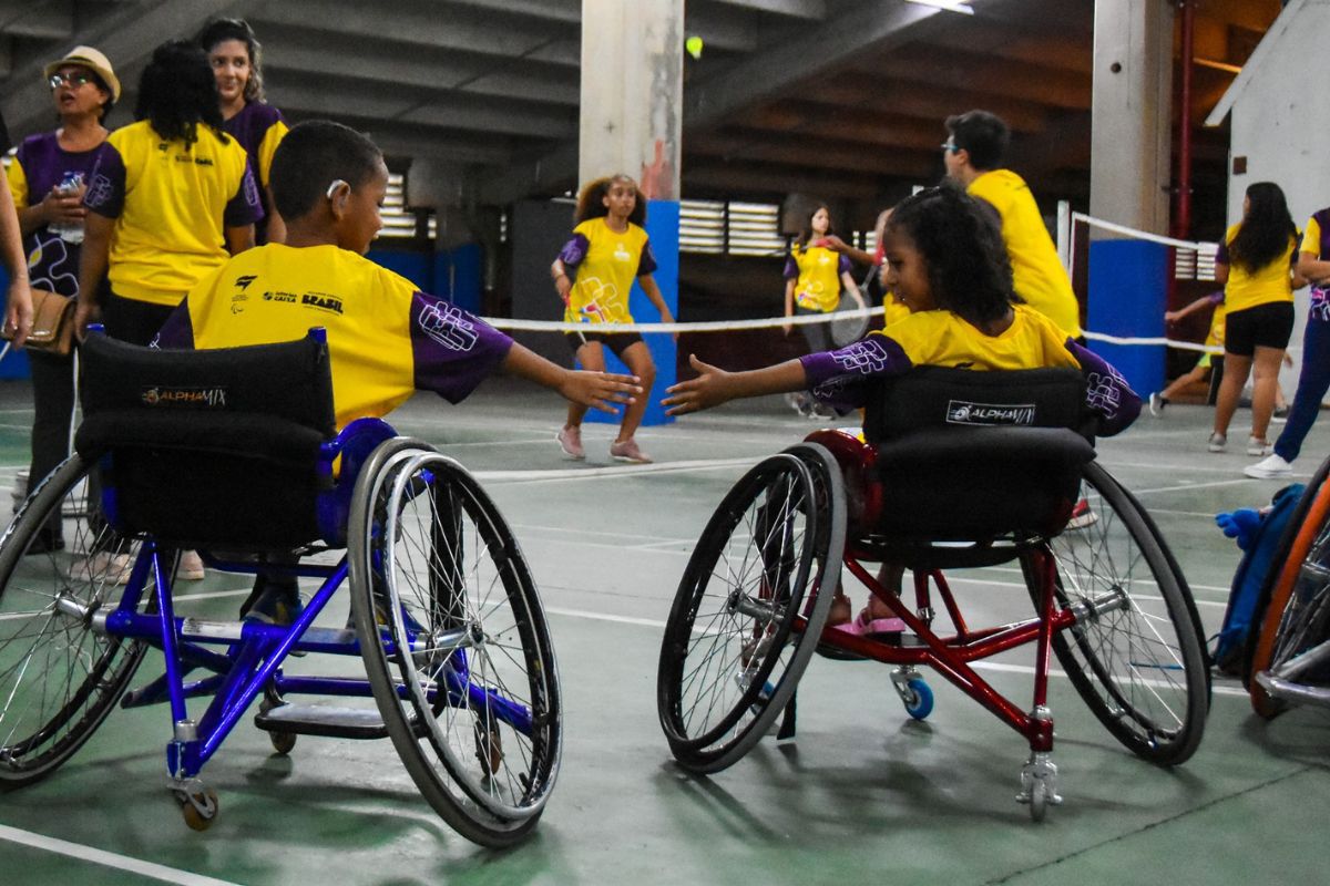 Crianças praticando esportes no Festival Paralímpico 2024 em Cuiabá.