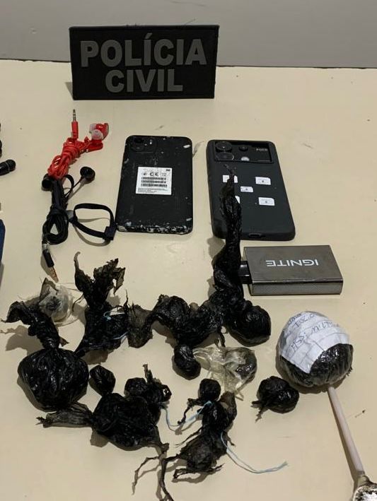 Celulares e drogas apreendidos em operação na cela de detento em Tangará da Serra.