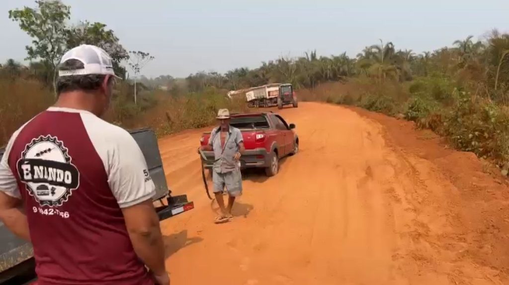 Motoristas atolados na obra mal executada na MT 339 em Nova Fernandópolis.