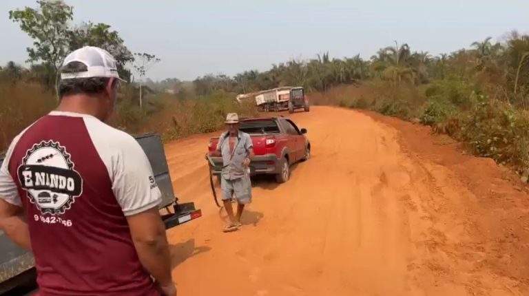 Motoristas atolados na obra mal executada na MT 339 em Nova Fernandópolis.