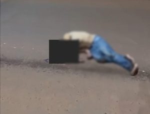 Homicídio em Confresa registrado por câmeras de segurança; polícia analisa imagens para identificar suspeitos.