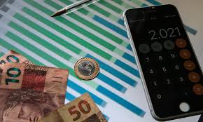 Previsões Econômicas para 2024 com crescimento moderado do PIB e inflação controlada segundo Boletim Focus.