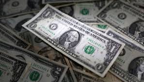 Alta do dólar e queda da bolsa de valores no mercado financeiro brasileiro.