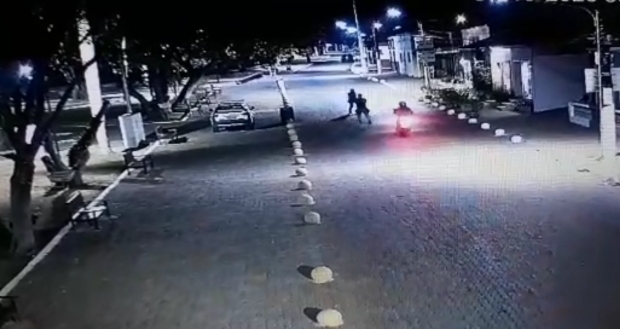 Sargento Cláudio Wagno dispara contra Jonathan da Silva Rosário durante abordagem em Chapada dos Guimarães.