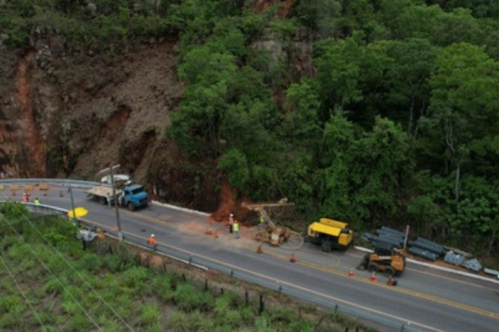Vista aérea do Portão do Inferno, Chapada dos Guimarães, obras suspensas por irregularidades ambientais.