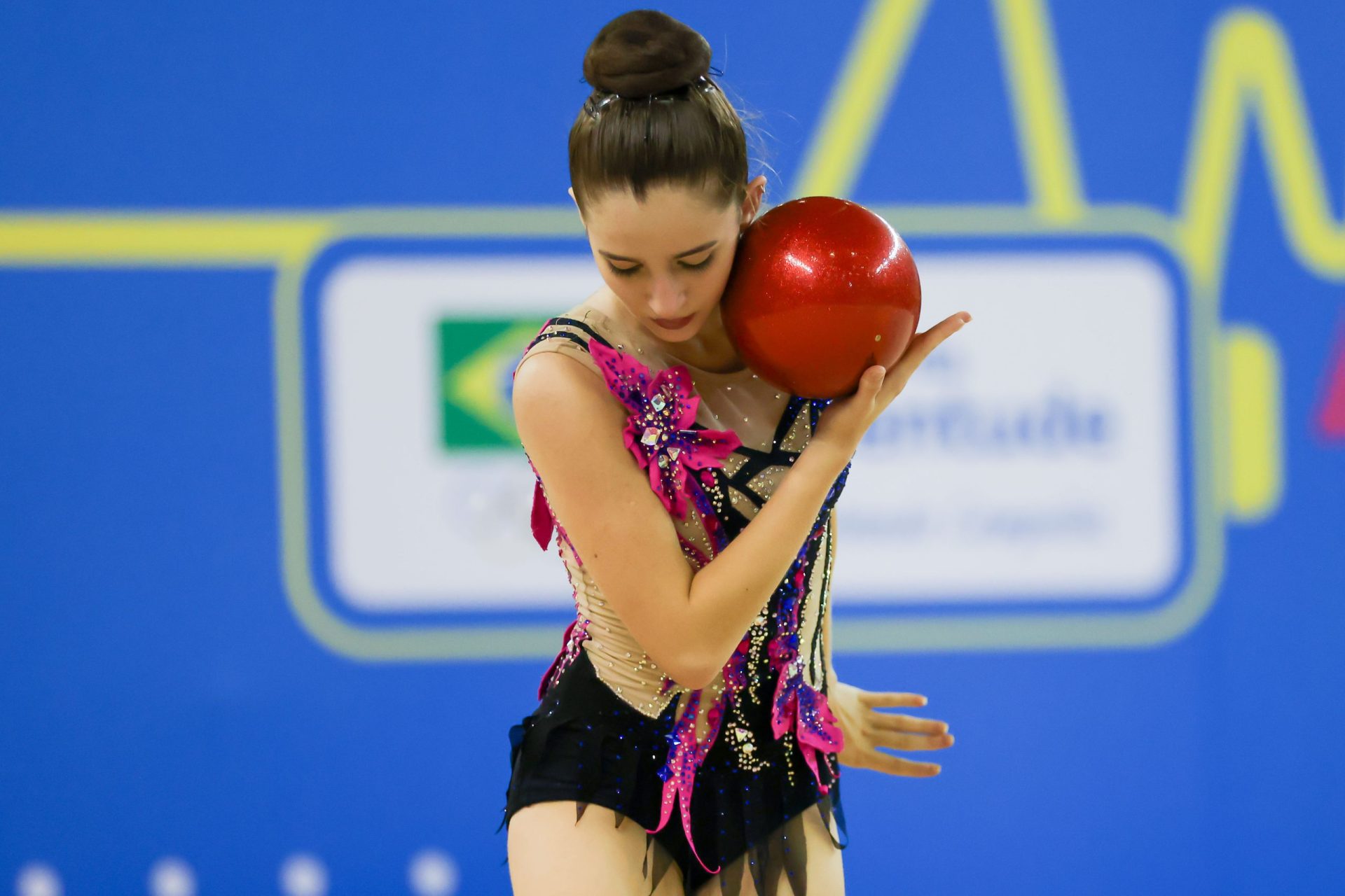 Ginastas competindo no Torneio Nacional de Ginástica Rítmica em Cuiabá