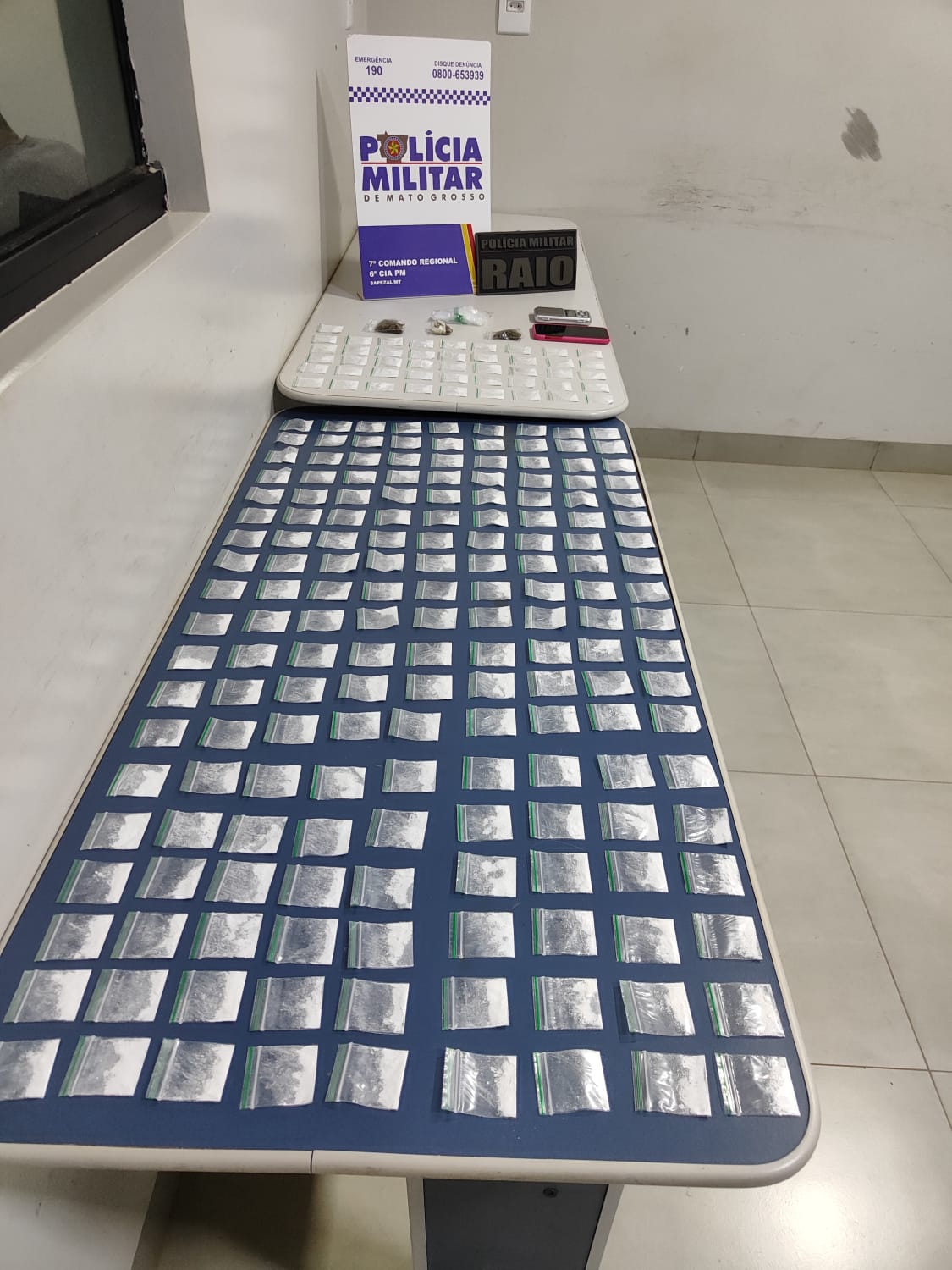 Prisão de Suspeita de Tráfico de Drogas em Sapezal com mais de 200 porções de cocaína apreendidas.