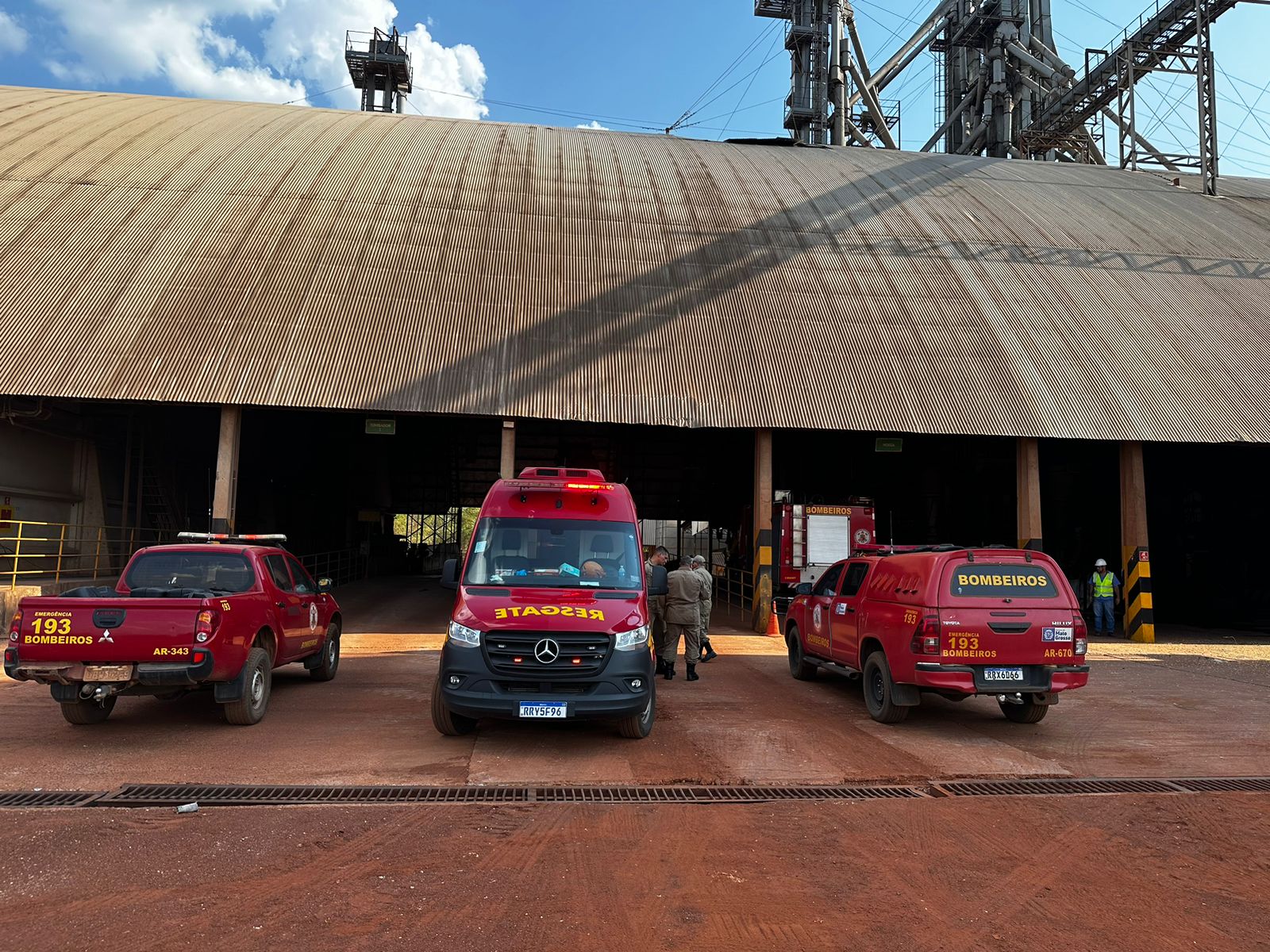- Bombeiros combatem incêndio em elevadores de grãos em Confresa causado por explosão.