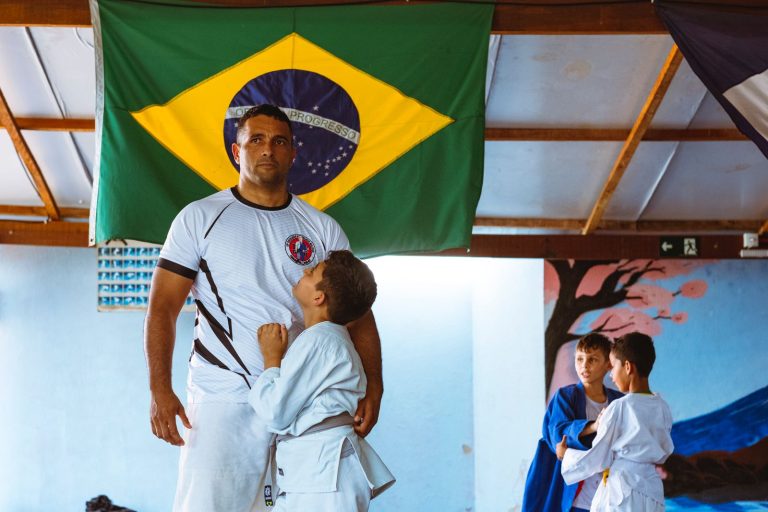 - Welinton Fabiano ensinando jiu-jitsu no Projeto Tatame em Tangará da Serra.