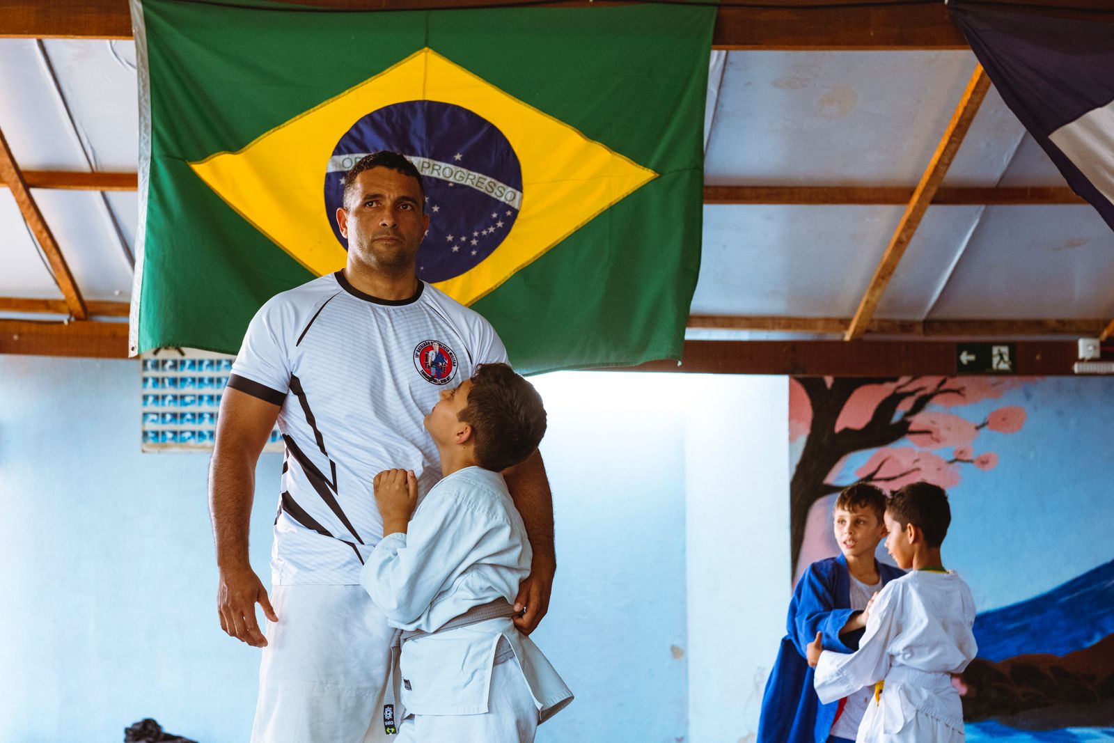- Welinton Fabiano ensinando jiu-jitsu no Projeto Tatame em Tangará da Serra.
