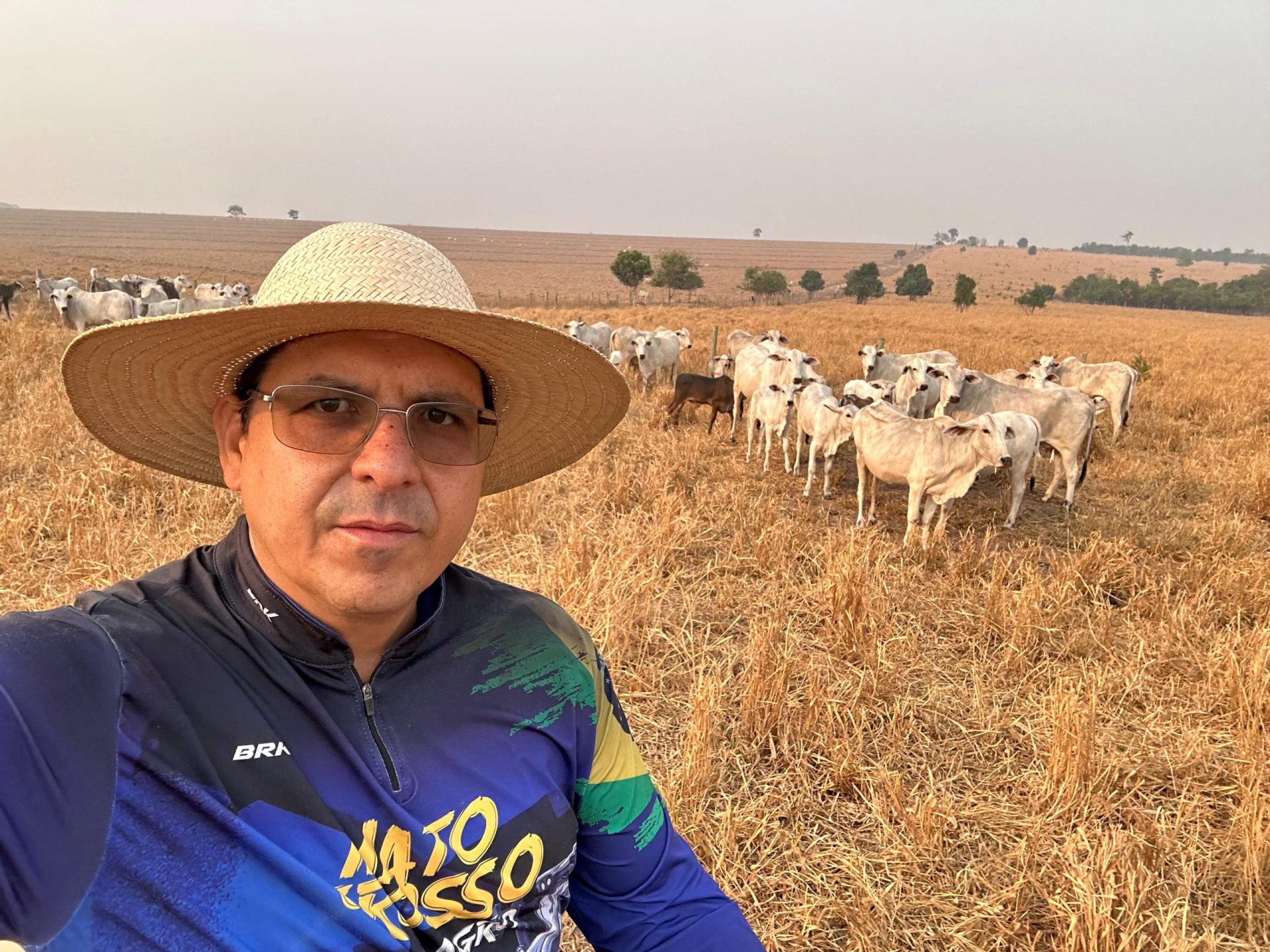 Alisson Catanante em sua propriedade rural, investindo na apicultura sustentável.Alisson Catanante em sua propriedade rural, investindo na apicultura sustentável.