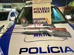 Armas apreendidas pela Polícia Militar em Chapada dos Guimarães, incluindo espingardas e pistola de airsoft.