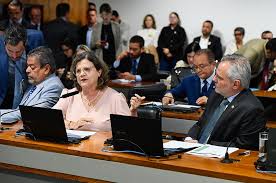 Comissão de Educação aprova Política Nacional de Alfabetização e EJA no Senado.