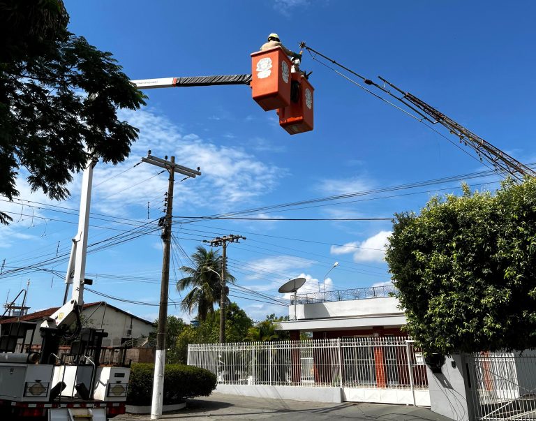 Bombeiros removem para-raios radioativo em Jaciara após queda em fiação pública.