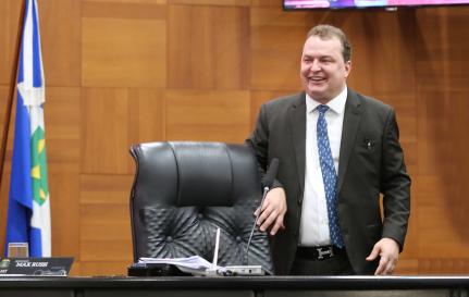 Deputados em sessão da ALMT para eleição da Mesa Diretora 2025/2026.