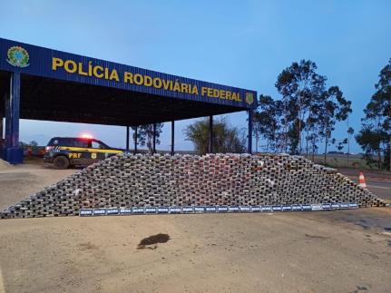 PRF apreende 961 kg de cocaína escondidos em carga de milho na BR-364, em Alto Garças.
