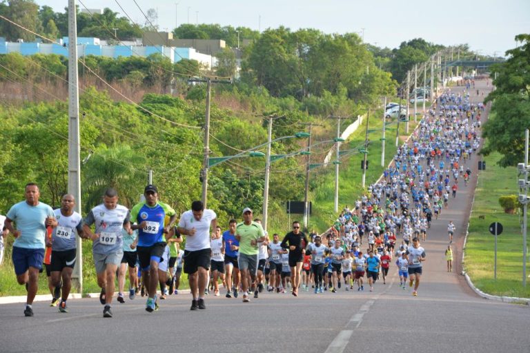 Policiais e corredores em evento da Corrida Homens do Mato promovendo a campanha contra o feminicídio em Mato Grosso.